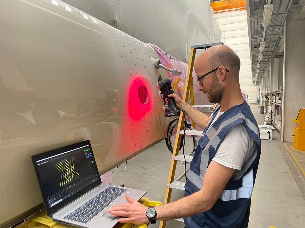 Digital Dry Dock Operative using hand laser scanner